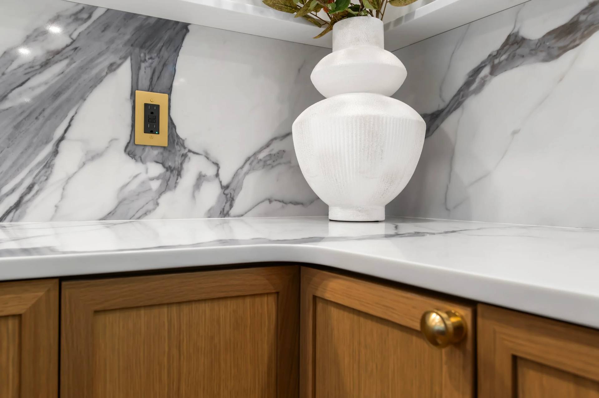 Close view of gray veining in Calacatta Corchia quartz where the counter meets the backsplash