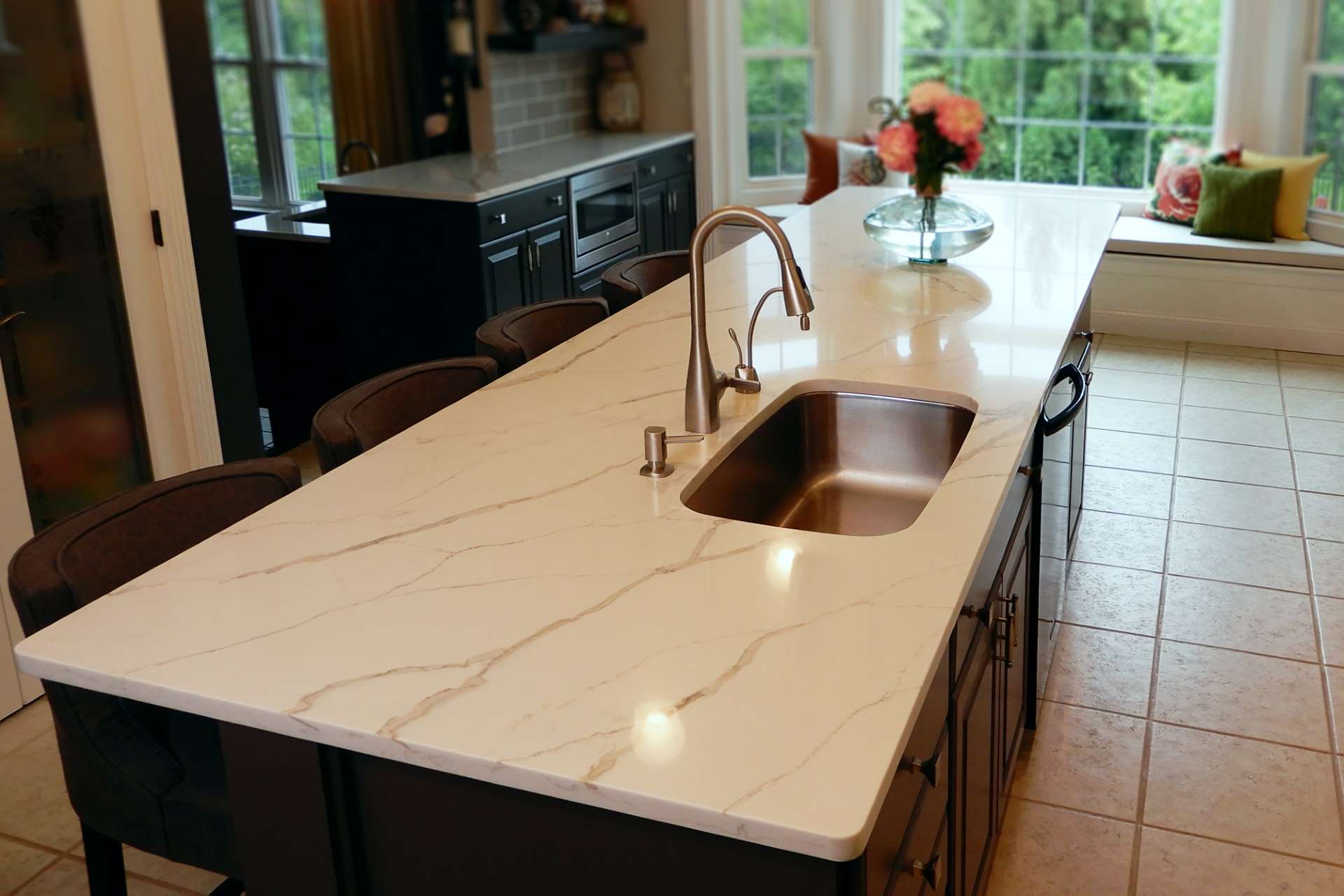 Calacatta Gold quartz island with an undermount sink and seating