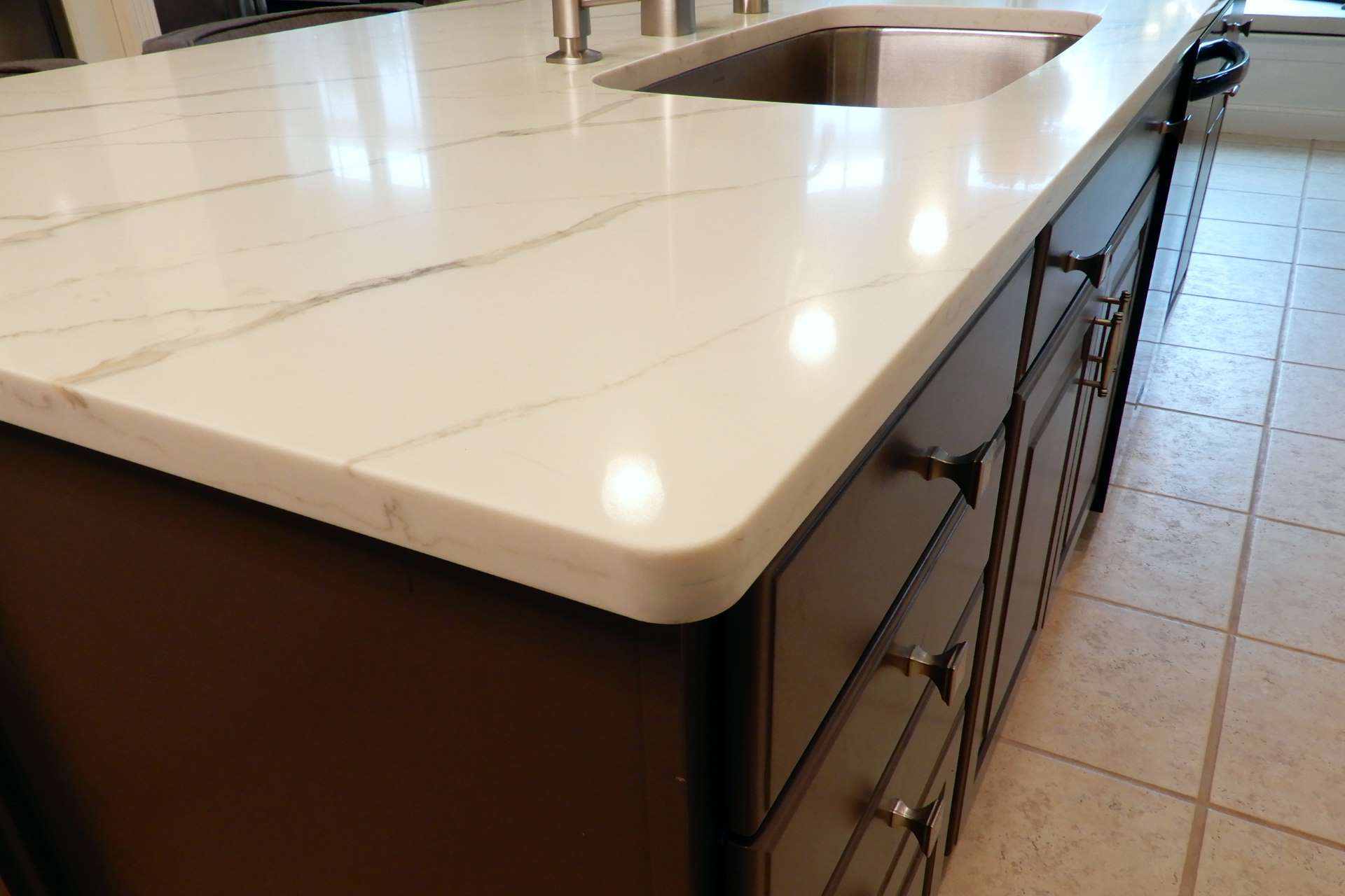 Rounded corner of a Calacatta Gold quartz kitchen island