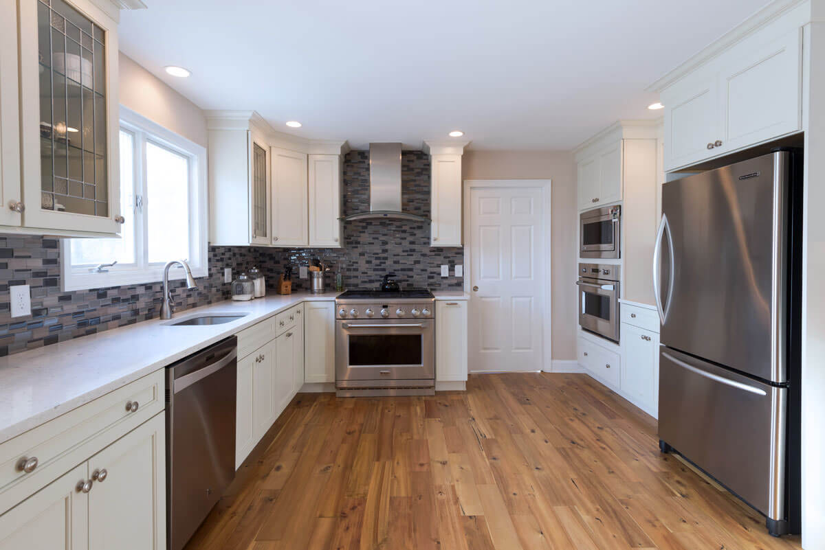 Silestone Bianco River installed on a kitchen island and perimeter