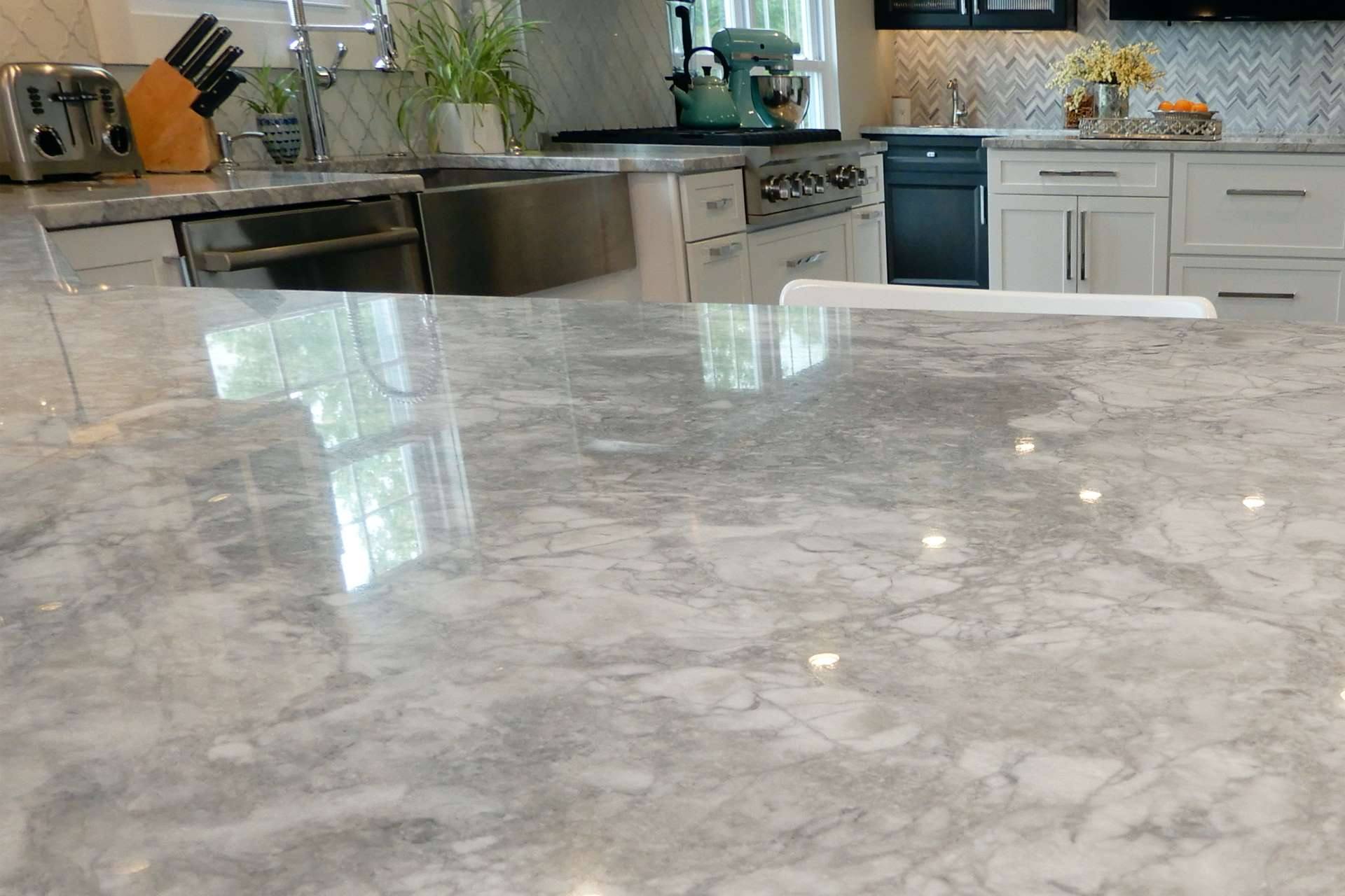 Close view of the movement in a reflective Super White quartzite counter