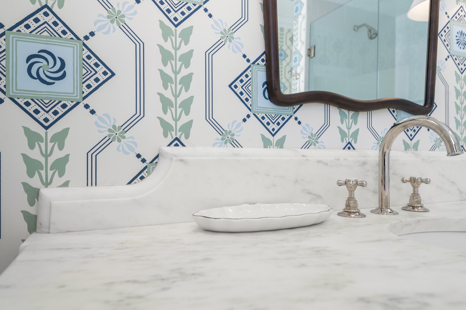 Close view of the curved return on a White Carrara marble backsplash