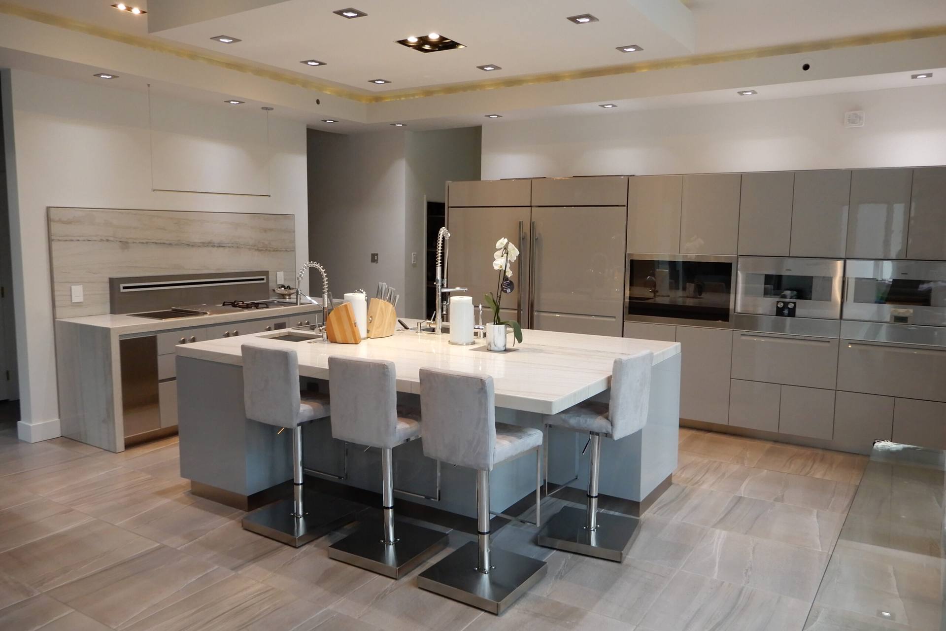 White Macaubas quartzite island and cooking run in a kitchen